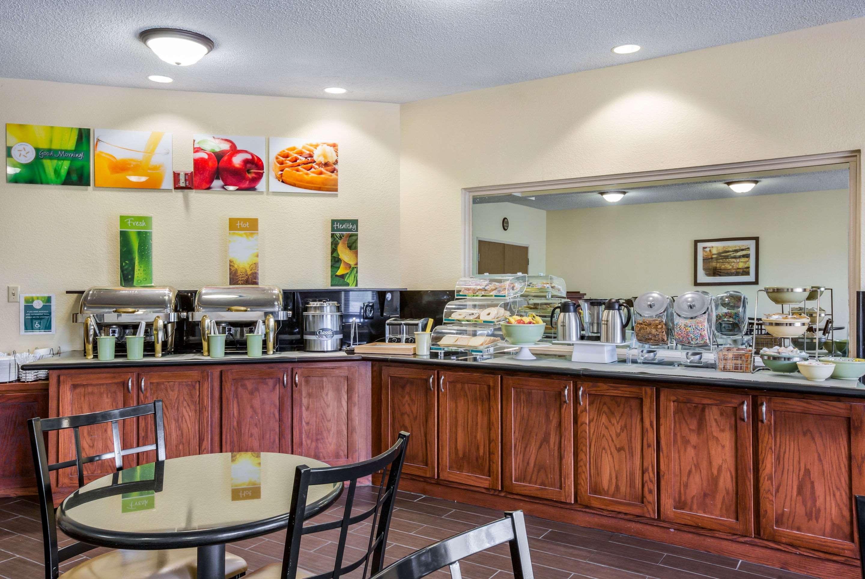 Quality Inn & Suites Lawrence - University Area Kültér fotó