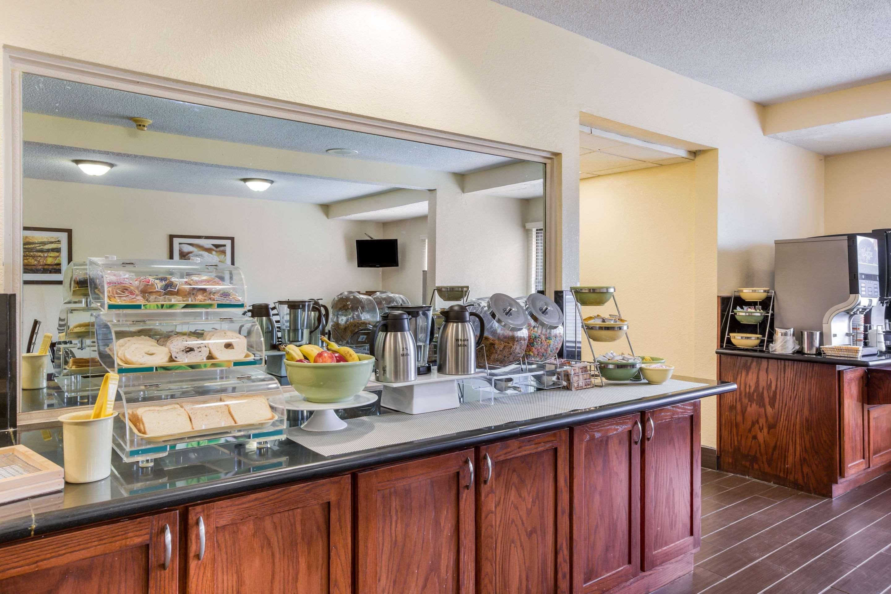 Quality Inn & Suites Lawrence - University Area Kültér fotó