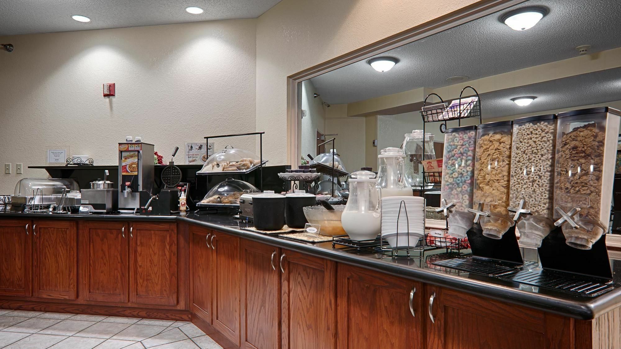 Quality Inn & Suites Lawrence - University Area Kültér fotó