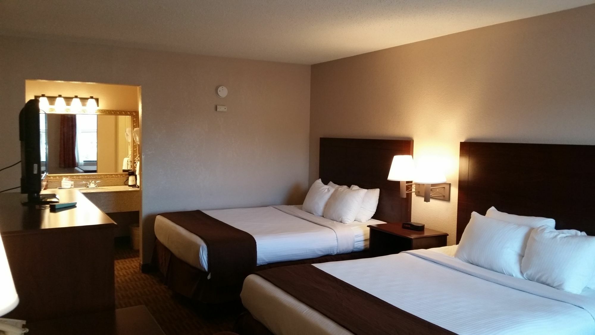 Quality Inn & Suites Lawrence - University Area Kültér fotó